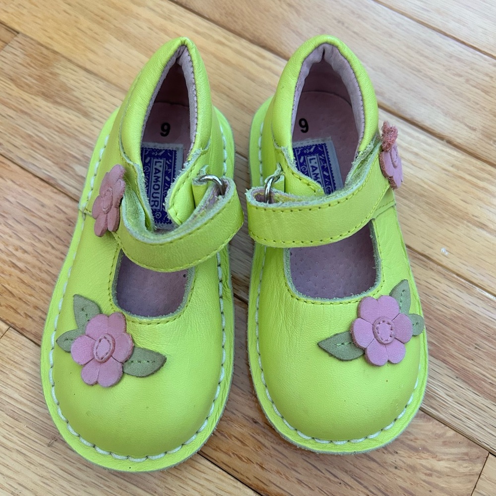 L'Amour Kids yellow Mary Jane Shoes 6